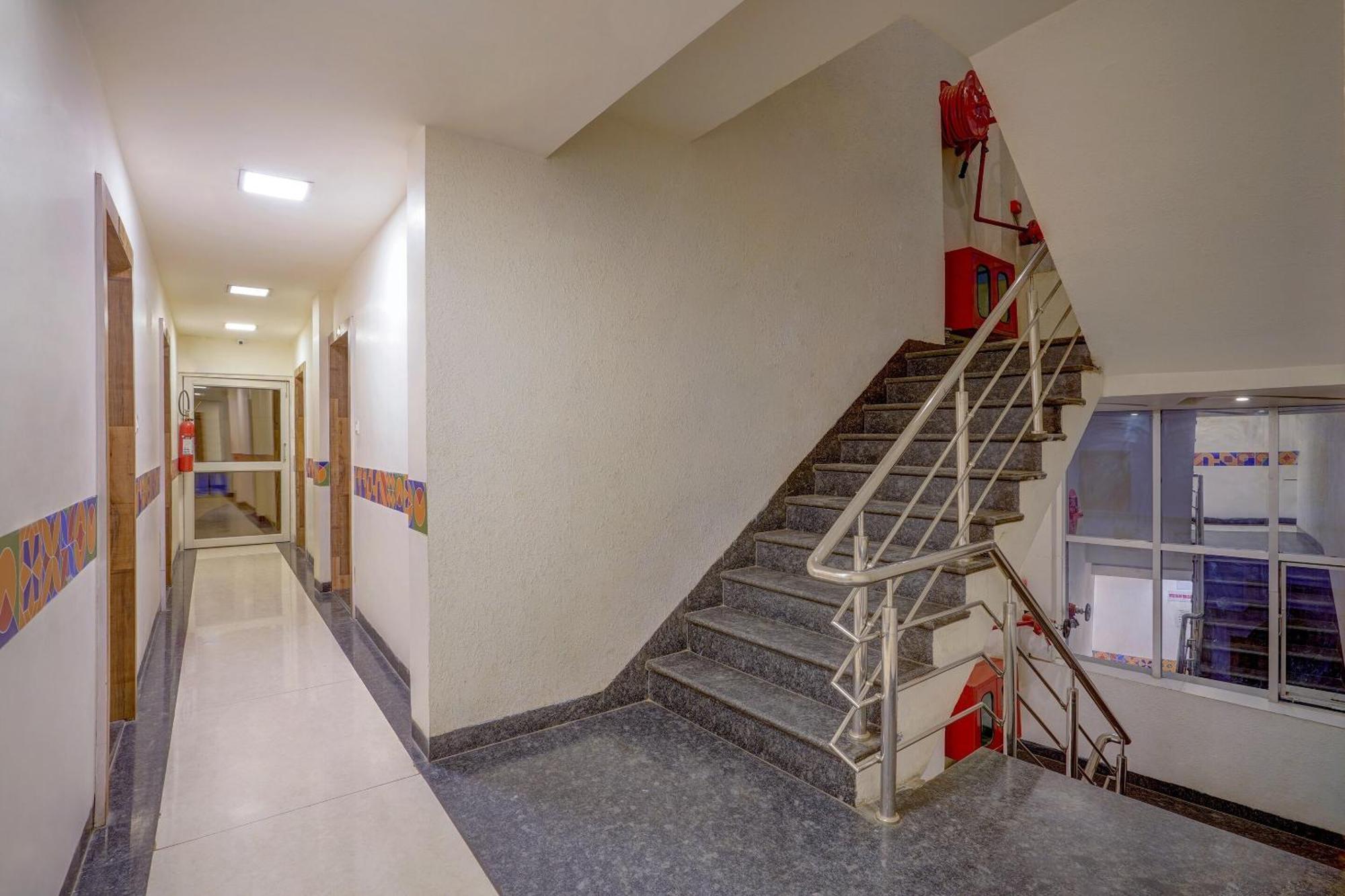 Super Hotel O Traveller Inn ラクナウ エクステリア 写真
